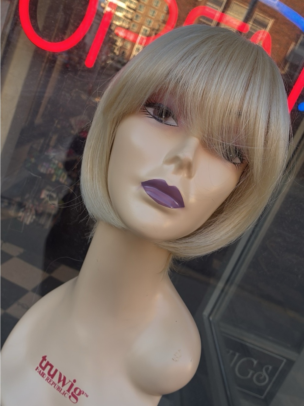Short Blonde Bob Wig with Side-Swept Bangs